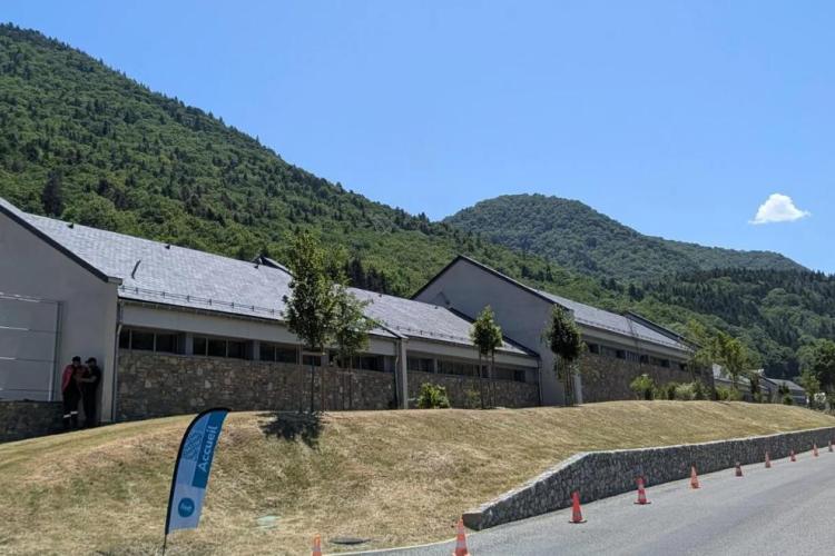 Vue extérieure, toiture ardoise et socle en pierre
