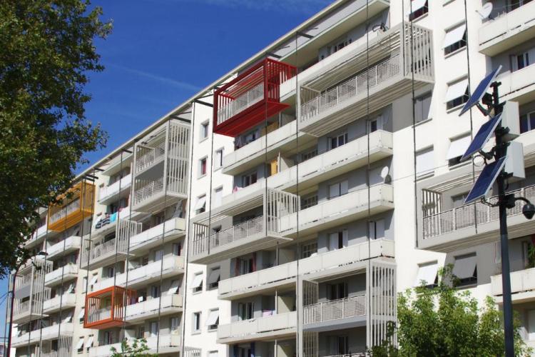 Résidence Hoche, façade réhabilitée et balcons ajourés