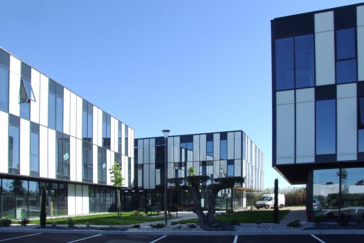 Ensemble de 3 bâtiments de bureaux
