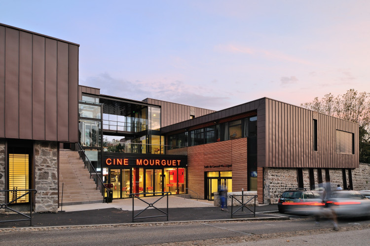 Ensemble municipal "Le Méridien" comprenant cinéma, centre social, crèche à Sainte-Foy-les-Lyon (69)