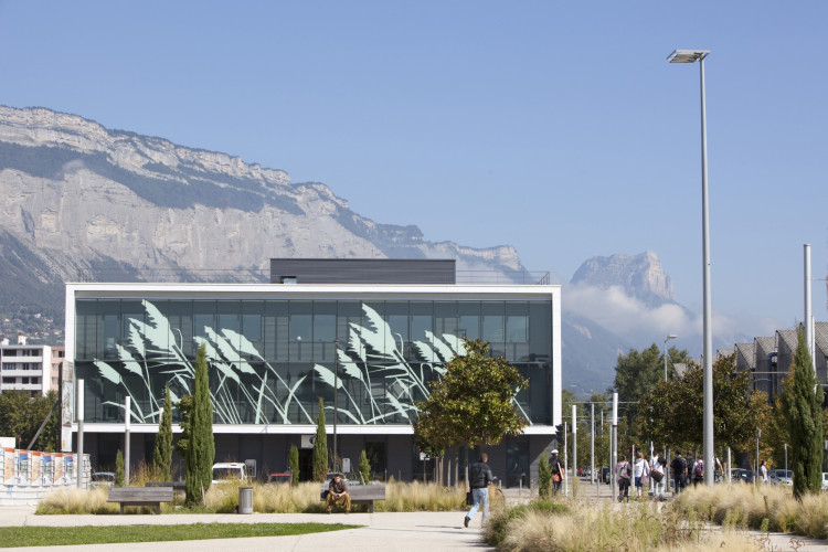 "Zac Neyrpic", un bâtiment tertiaire urbain, de verre sérigraphié, à Saint-Martin-d'Hères (38)