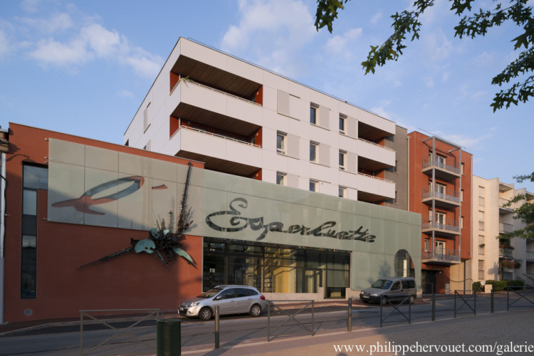 16 logements et une médiathèque