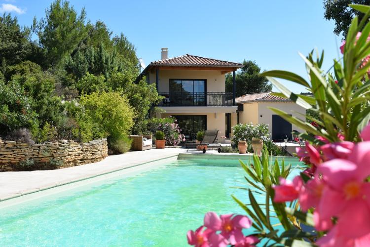 Piscine méditerranéenne et maison en pierre