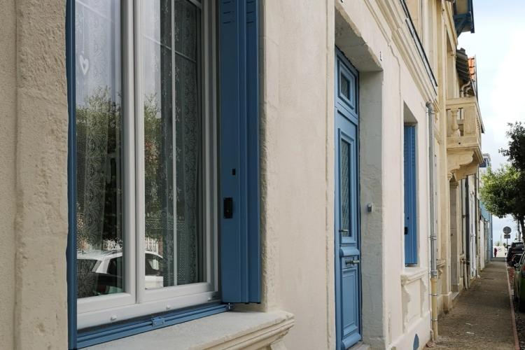 Façade sur rue restaurée - réunion de deux halls en un