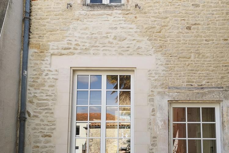 Vue de modifications partielles de façade en pierre
