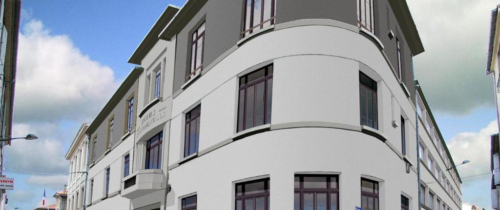 Le bâtiment réhabilité à l'angle de la rue