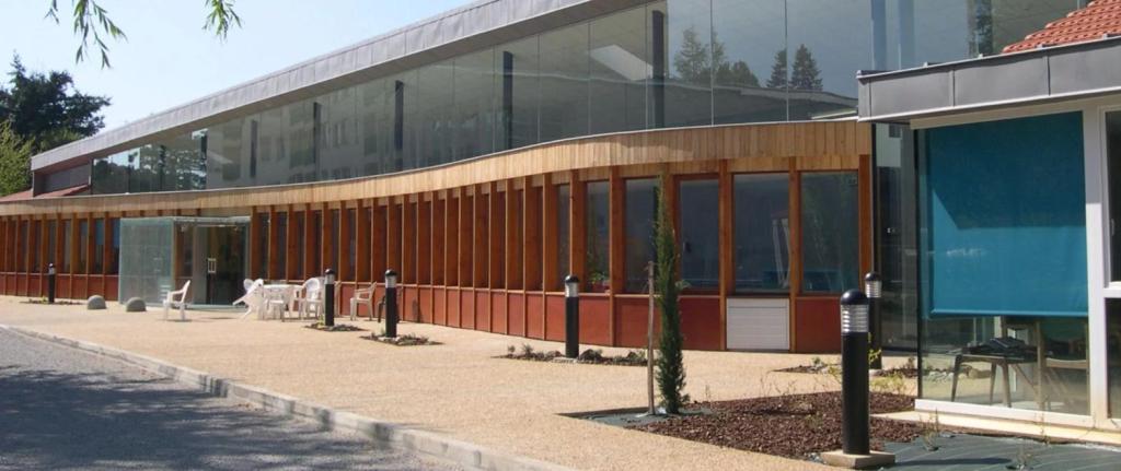 La façade courbe en bois et verre