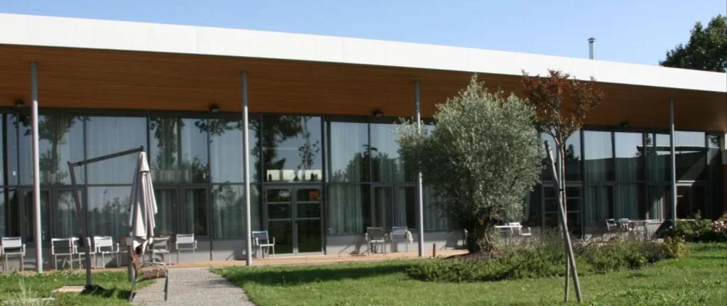 EHPAD Résidence Edelweiss, façade et terrasse sur jardin