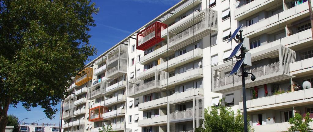 Résidence Hoche, façade réhabilitée et balcons ajourés