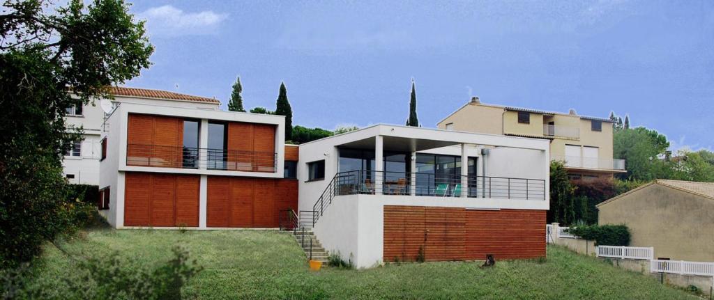 Vue extérieure de la villa et sa terrasse