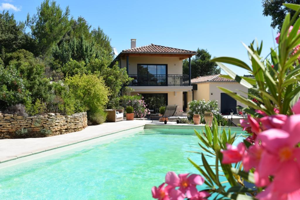 Piscine méditerranéenne et maison en pierre