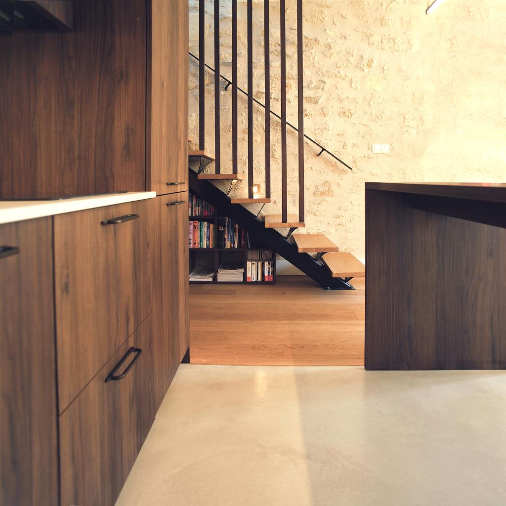 bibliothèque sous escalier