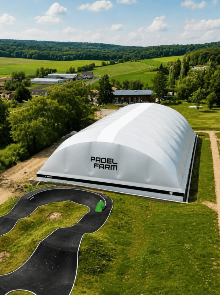 Vue extérieure du complexe Padel La Fam