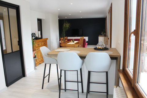 vue ilot et salon rénové