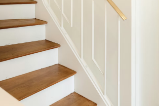 Un escalier existant sublimé par le contraste bois/blanc