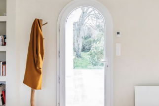 Entrée lumineuse : fenêtre cintrée ouvrant sur l’extérieur