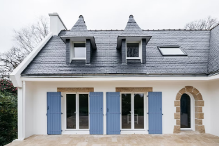 Menuiseries blanches et volets bleus