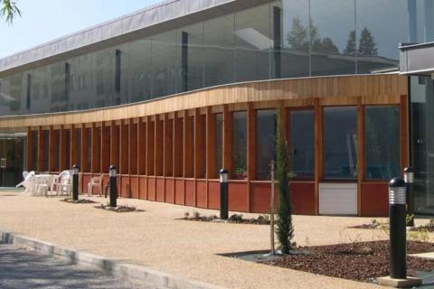 La façade courbe en bois et verre