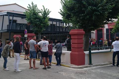 Entrée de l'école sur la rue du village