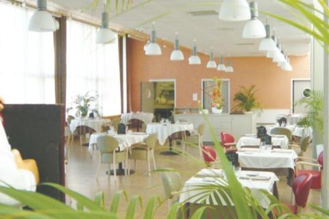 Salle de restaurant ouverte sur le jardin