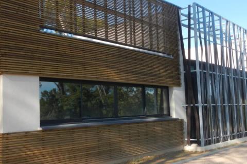 Façade bois et résille métallique organique