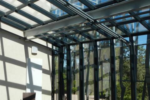 Verrière des parties communes ouverte sur le parc