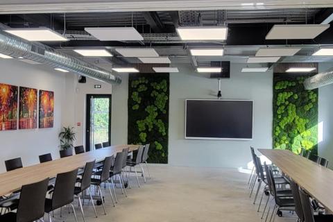 Salle intérieure avec murs végétaux en mousse