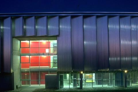 Façade vitrée illuminée la nuit
