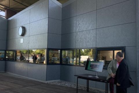 Façade en fibrociment et vitrages en bandeau du musée