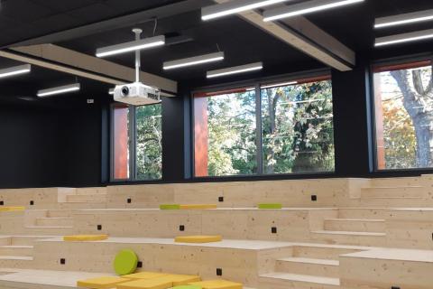 Amphithéâtre rénové en gradins bois