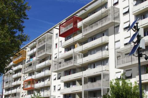 Résidence Hoche, façade réhabilitée et balcons ajourés