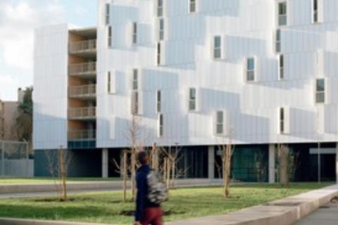 Façade cinétique et parvis de la résidence