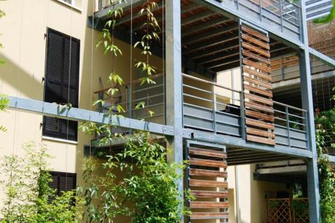 Résidence Végétale, détail des balcons bois et végétation