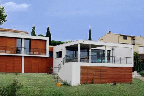 Vue extérieure de la villa et sa terrasse