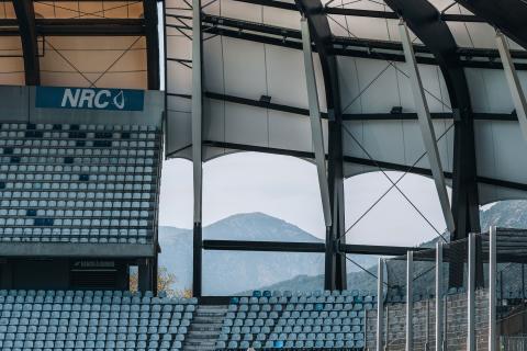 La montagne à travers les tribunes du Stade Armand-Cesari