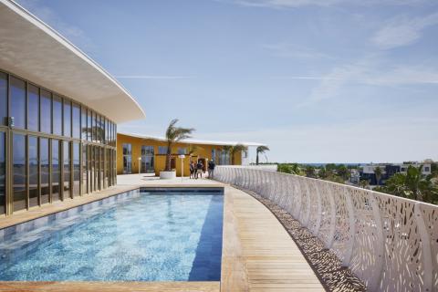 La piscine présente sur le toit terrasse du Vibes Resort 