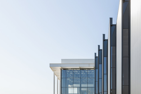 Usine Soprema Détail vitres façade ©Adrien Guitard