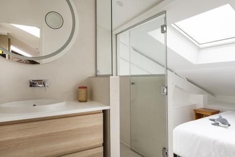 Chambre et salle d'eau dans les combles
