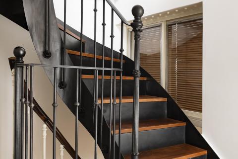 Escalier vers le niveau bas