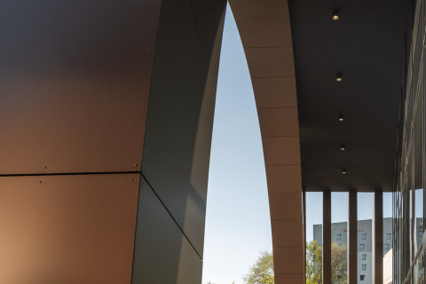 Une grande arche marque l'entrée 