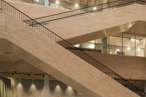 Un grand atrium constitue le centre commun de la maison.