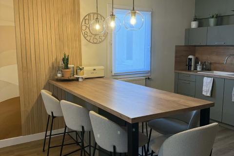 Tasseaux entre l'espace salle à manger et la cuisine 