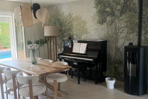 Espace salle à manger avec un papier peint panoramique 