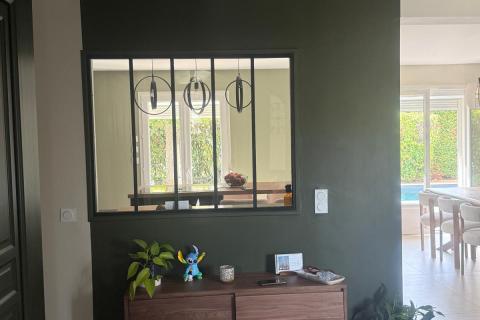 Vue depuis l'entrée avec un meuble de rangement du quotidien
