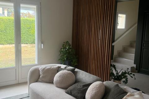 Vue sur entrée avec le claustra qui la délimite 