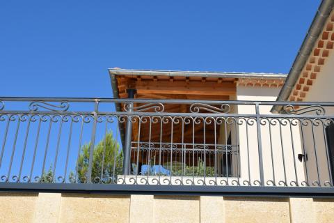 Façade avec pierre de Vers et garde-corps