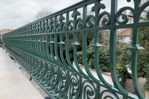 Ferronnerie ancienne et balcon filant