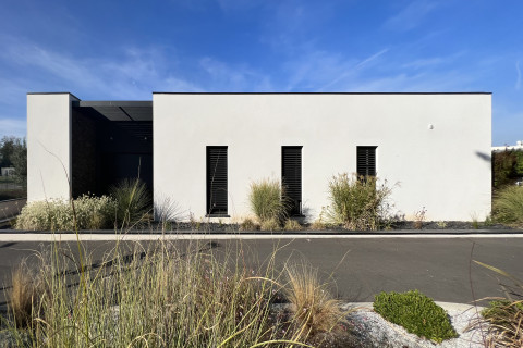 Entrée de la clinique vue depuis son parking