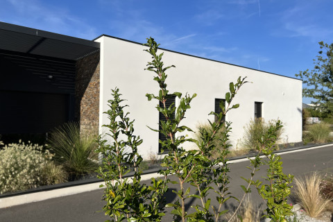 Le patio vu depuis le parking