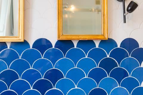 Salle de bain carrelage bleu appartement breton Quimper